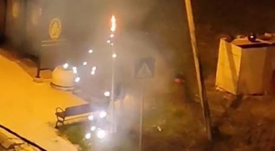 Elektrik direği bomba gibi patladı! Mahalleli uykudan uyandı