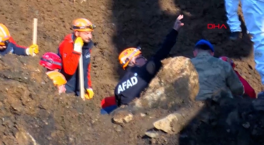 Artvin'de toprak altındaki araca 36 saat sonunda ulaşıldı