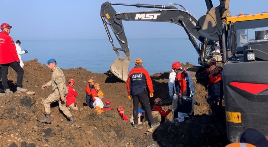 Artvin'de heyelan altında kalan kayıp 4 gencin cansız bedenlerine ulaşıldı