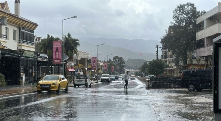 Marmaris'te sağanak etkili oldu