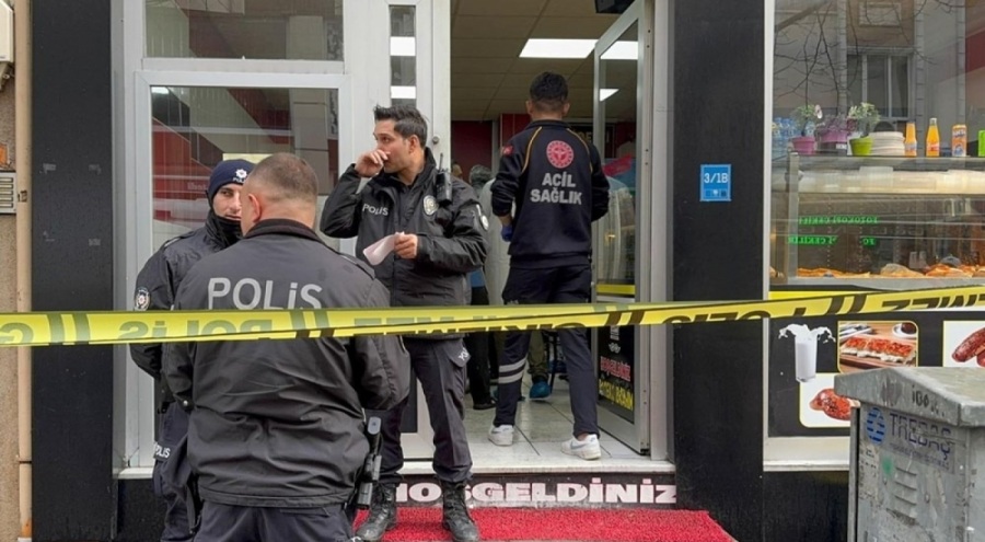 Bıçakla eşini ağır yaralayıp, yanındaki erkeği öldürdü