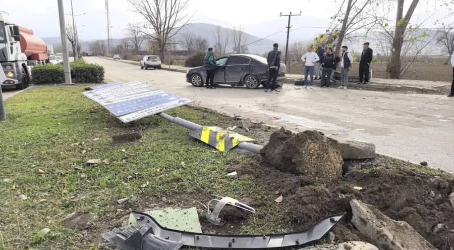 Bursa'da hafif ticari araçla otomobil çarpıştı! Yaralılar var