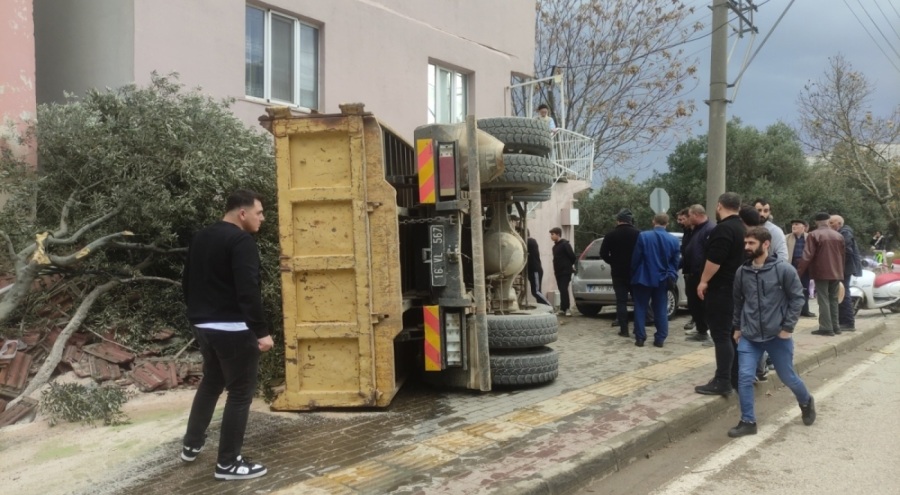 Bursa'da freni boşalan kamyon önce işçi servisine sonra yolcu minibüsüne çarptı!