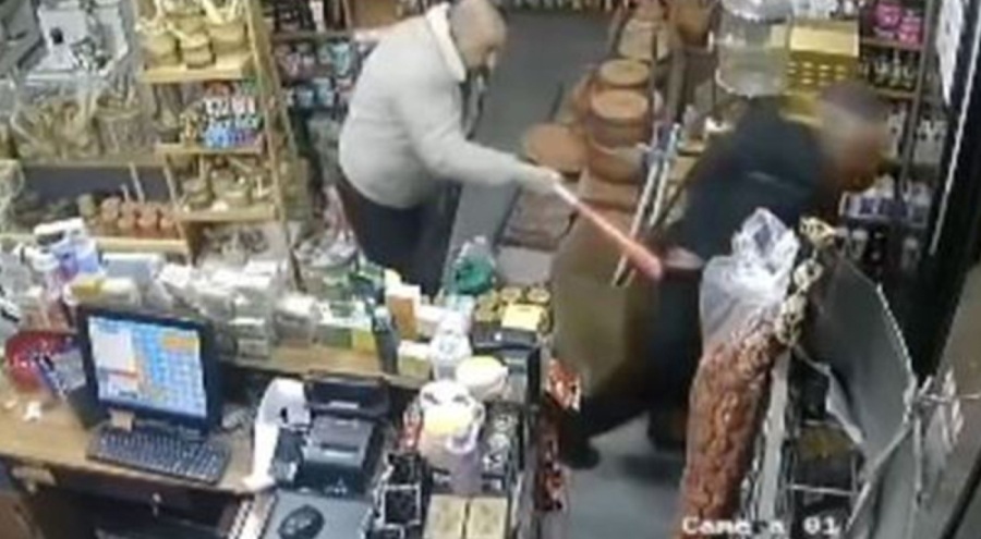 Parfüm çaldı, beyzbol sopasıyla dayak yedi!