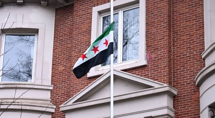 Brüksel Büyükelçiliği'ne yeni Suriye bayrağı dikildi