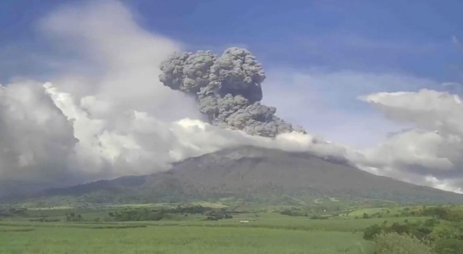 Filipinler'deki yanardağ patlamasının ardından binlerce insan tahliye ediliyor