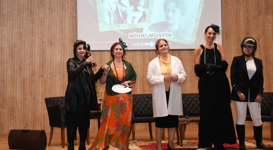 "Zamansız Kadınlar" oyununu Osmangazililerle buluşturdu