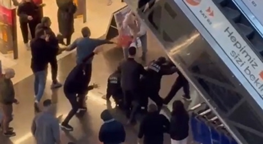 AVM'deki kavgada sandalyeler havada uçuştu!