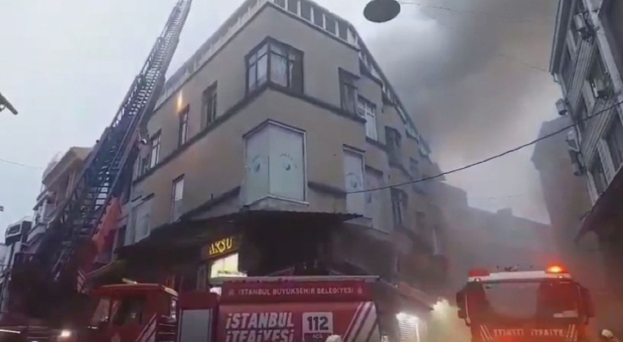 Ayakkabı dükkanında yangın! Yan binalara da sıçradı