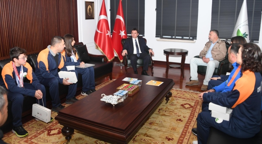 Osmangazi Belediye Başkanı Aydın, şampiyon sporcuları makamında ağırladı