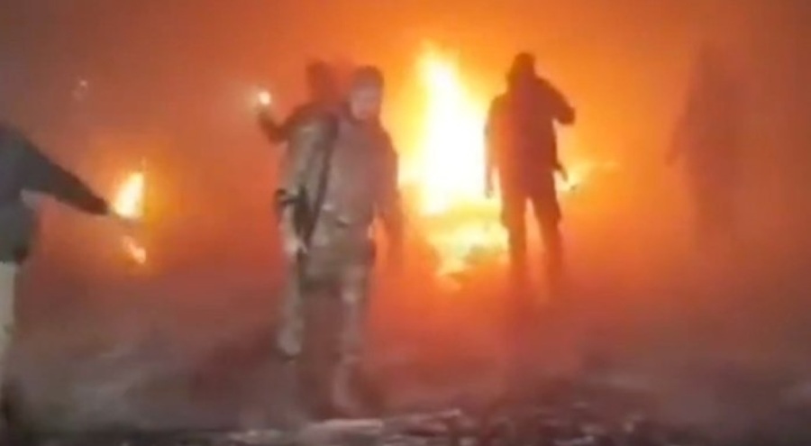 Suriye'de muhalifler Esad'ın babasının mezarını yaktı!