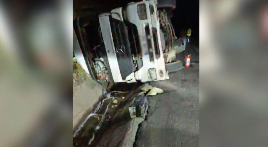 Tanker devrildi! Tonlarca akaryakıt yola döküldü