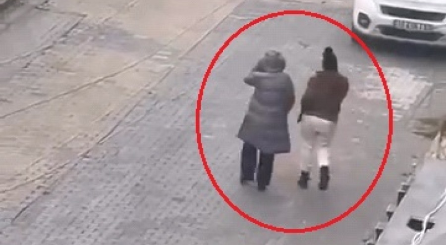 Bursa'da kapıları kredi kartıyla açıp 4 evi soyan 2 kadın yakalandı