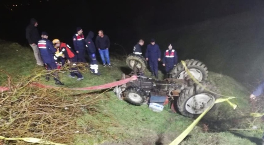 Devrilen traktörün altında kalan yaşlı adam can verdi