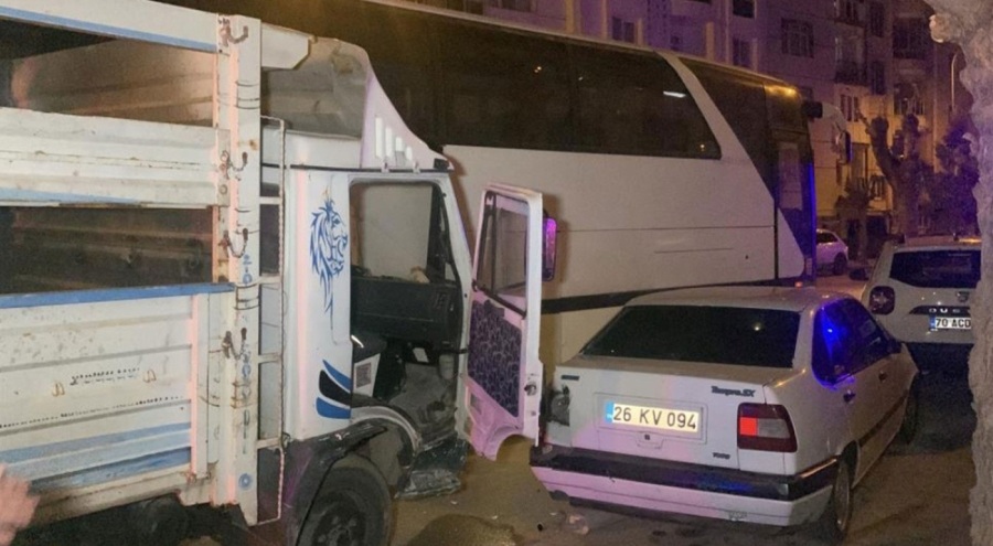 Kontrolden çıkan kamyonet dehşet saçtı!