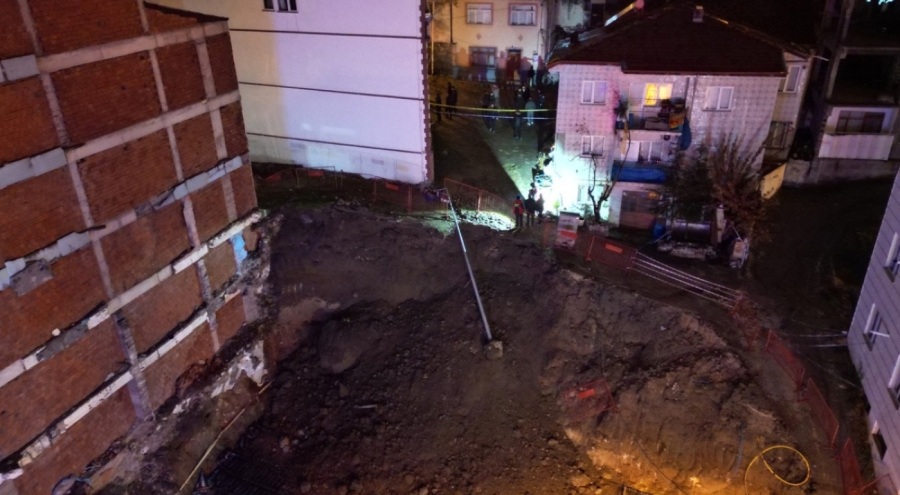 İnşaat alanında toprak kayması: 3 bina tahliye edildi