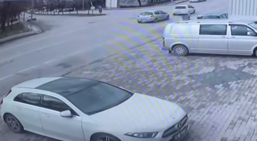 Bursa'da dalgın sürücü kaza yaptı! O anlar kamerada