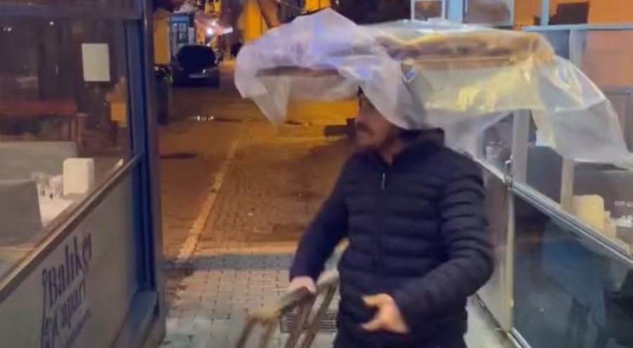 Bursa'da müziği duyunca dans ederek simit sattı