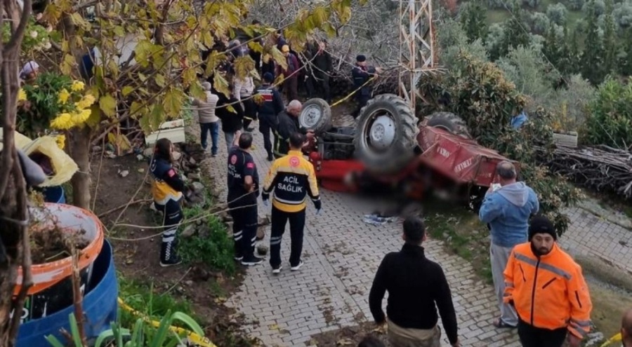 Devrilen traktörün altında kalan adam can verdi