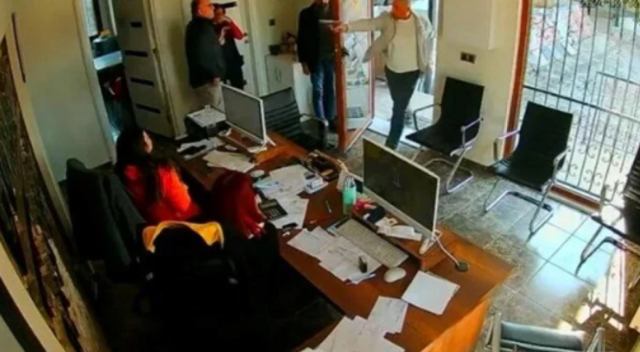 Çalışanların gözü önünde iş yeri sahibine kurşun yağdırdı