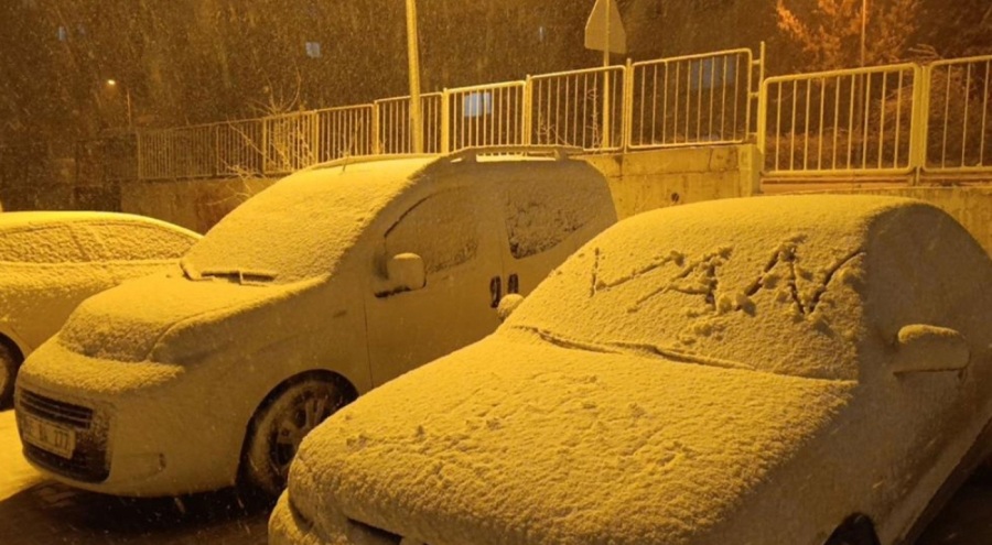 Van'da kar yağışı kenti beyaza bürüdü