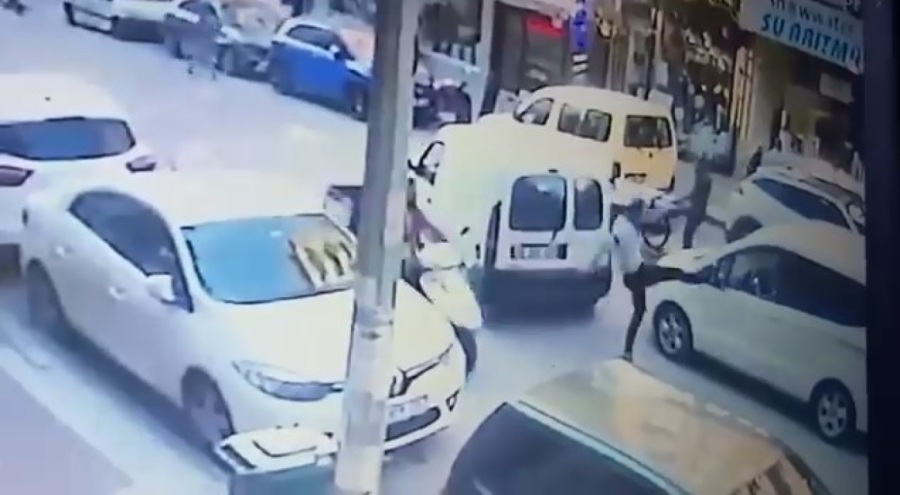 Bursa'da kadın sürücünün aracına tekmeli saldırı!