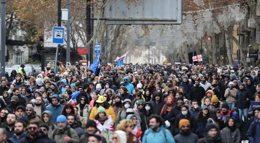 Gürcistan'da greve giden binler, hükümetin AB kararına karşı yürüdü