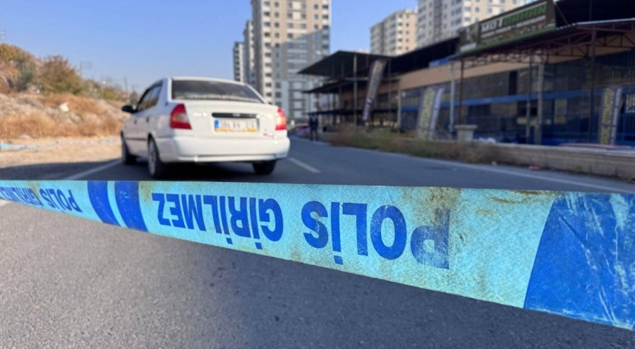 Park halindeki araç binanın bahçesine düştü!