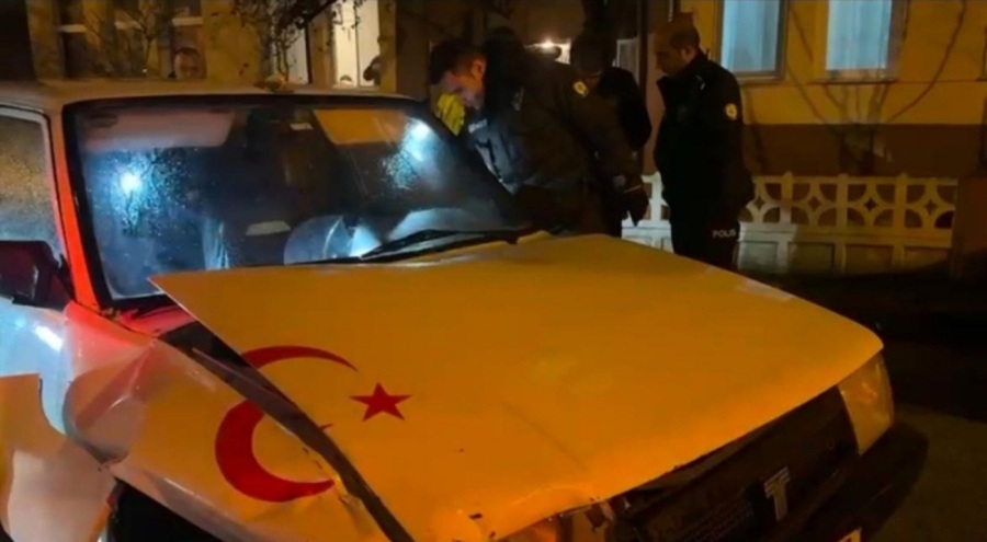 'Dur' ihtarına uymayan alkollü sürücü kaçarken polis arabalarına çarptı