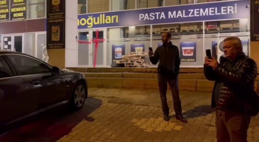 Bursa'da ilginç anlar! Aracın çekiciye bindirilmesini kayda aldılar