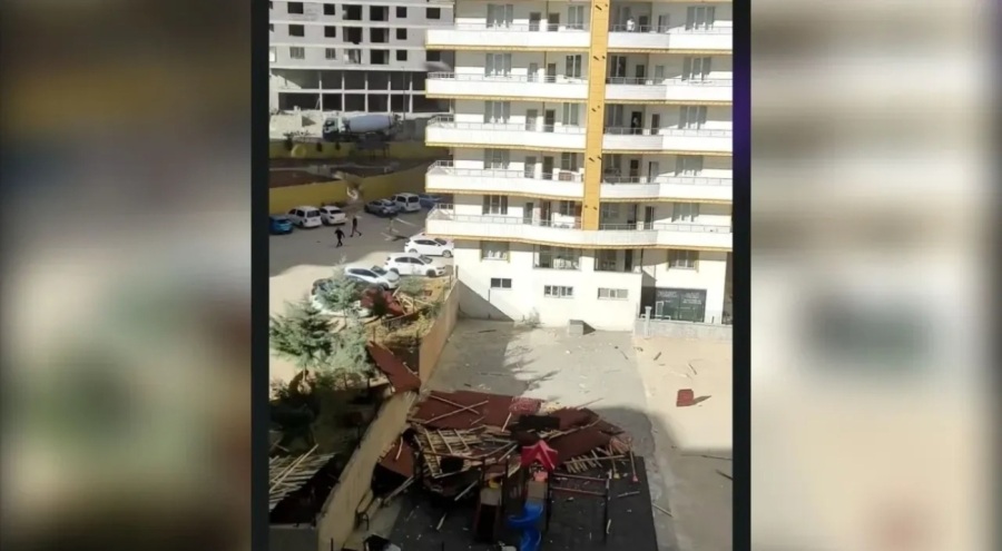 Şiddetli fırtına çatıyı uçurdu!