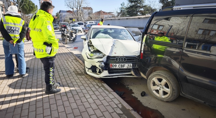 Bursa'da park halindeki araçlara çarpan kadın sürücü yaralandı