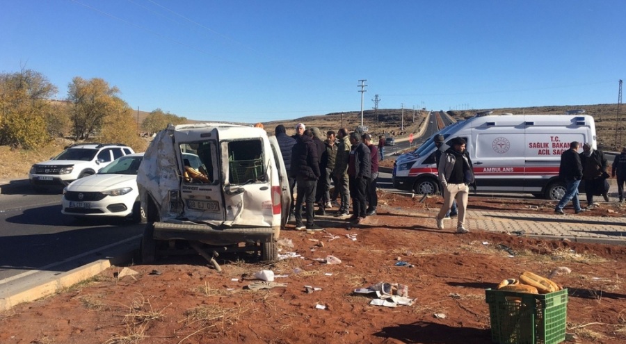 Hafif ticari araçla tırın çarpıştığı kazada 3 kişinin yaralandığı bildirildi