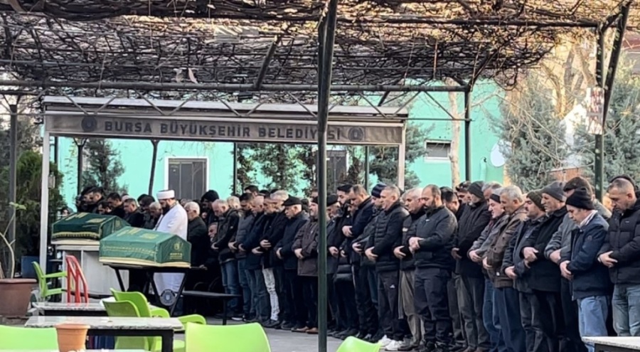 Bursa'da duruşmada öldürülen baba-oğul yan yana toprağa verildi