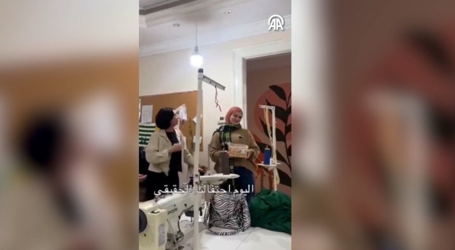 İzmir'deki Suriyeli kadın, rejimin yıkılmasını "Hür doğdum, hür yaşarım" şarkısıyla kutladı