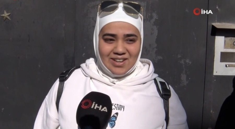 Şam Büyükelçiliğine gelen Suriyeli: "Bugün açılacağı için hemen Türk vatandaşlığına başvuracağım"