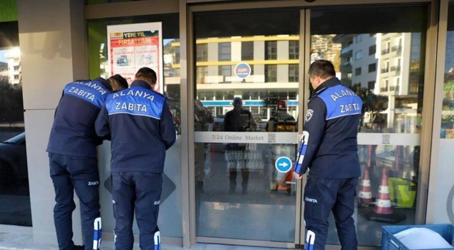 Tarihi geçmiş ürünler satan 3 zincir market şubesi mühürlendi