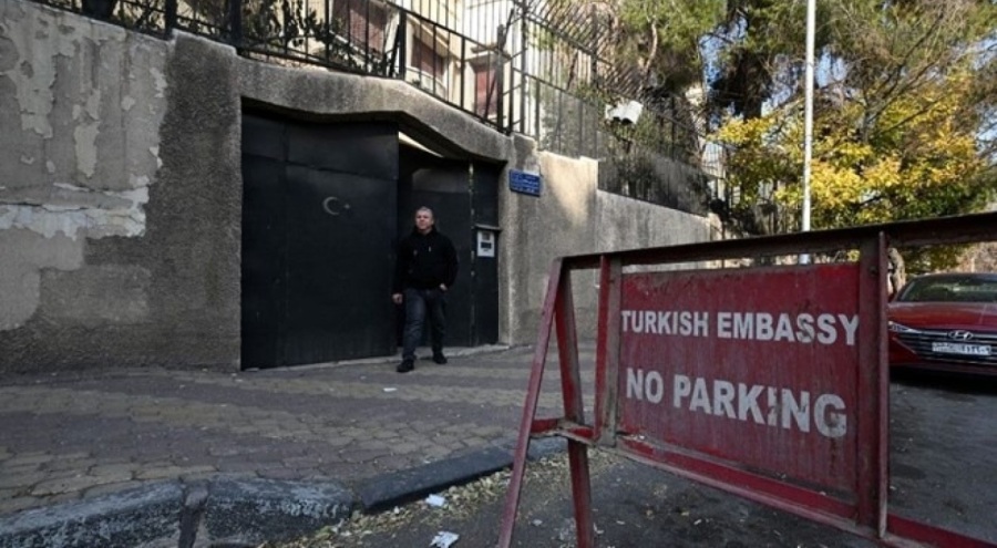 Şam'daki büyükelçiliğe Türk Bayrağı çekildi!