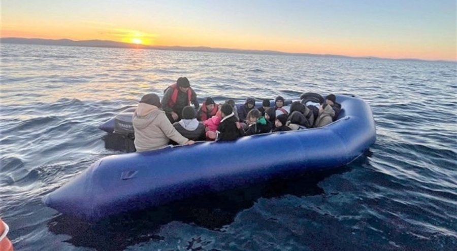 Girit'te göçmenleri taşıyan bot battı