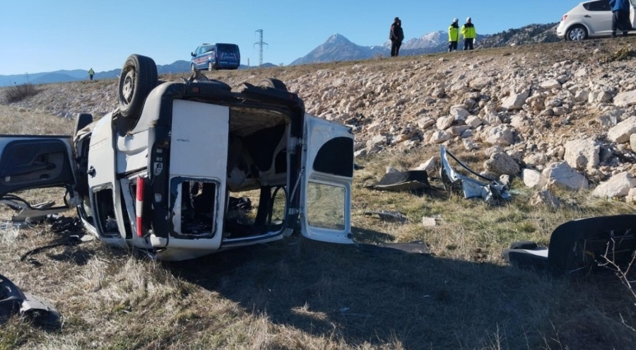 2 araç çarpıştı: 2 ölü, 1 yaralı