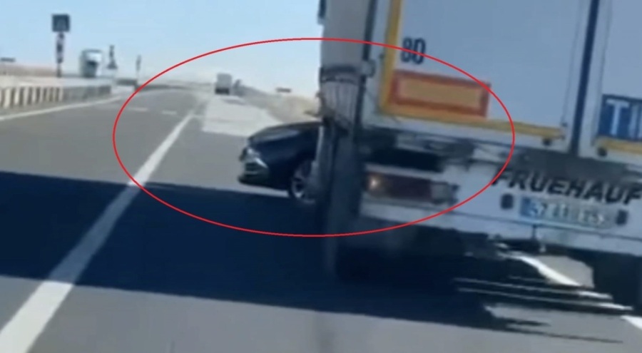 Yol vermek istediği otomobili önüne alarak sürükledi