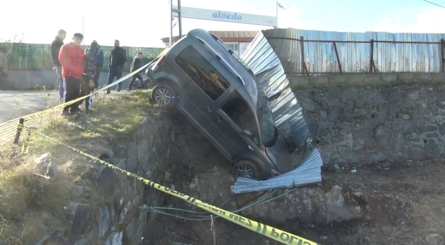 Fren yerine gaza bastı! İnşaat alanına düştü