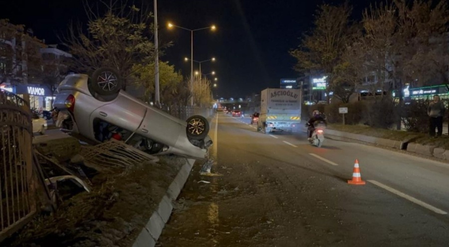Alkollü sürücünün kullandığı otomobil tellere çarpıp ters döndü