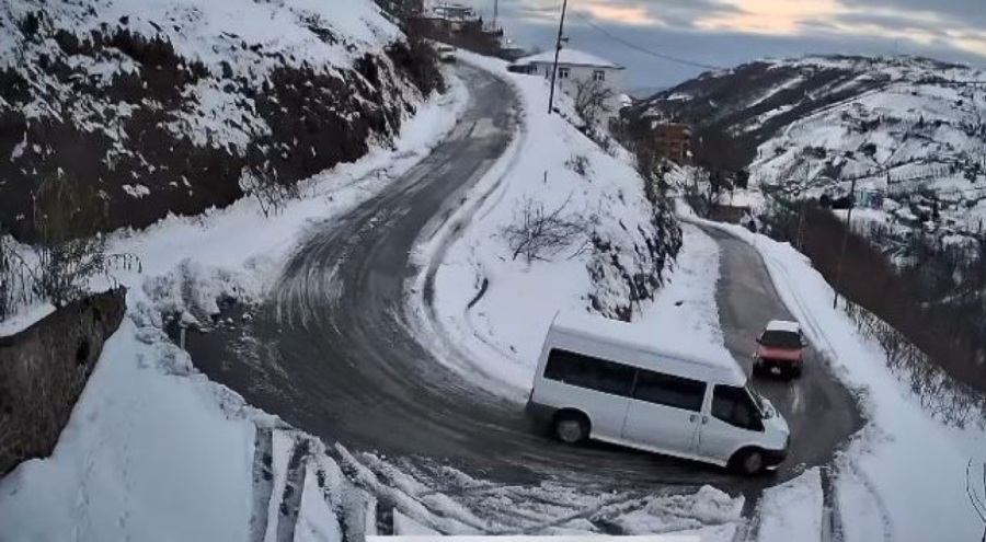 Minibüs dereye yuvarlandı! Ölü ve yaralı var