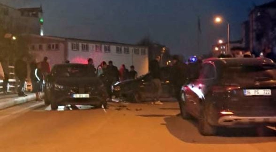Bursa'da iki otomobil kafa kafaya çarpıştı: 4 yaralı var
