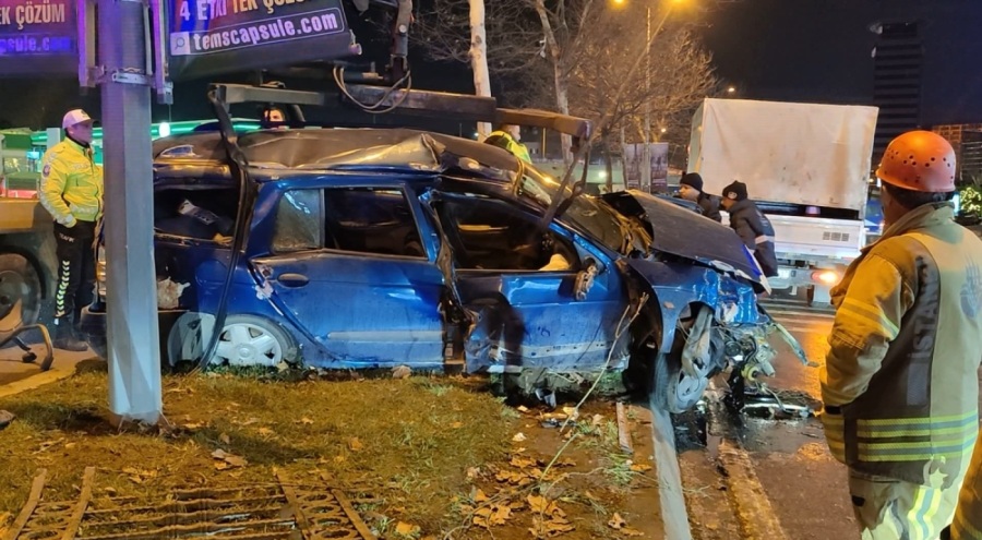 Otomobil refüjdeki demir korkuluklara çarptı: 4 yaralı