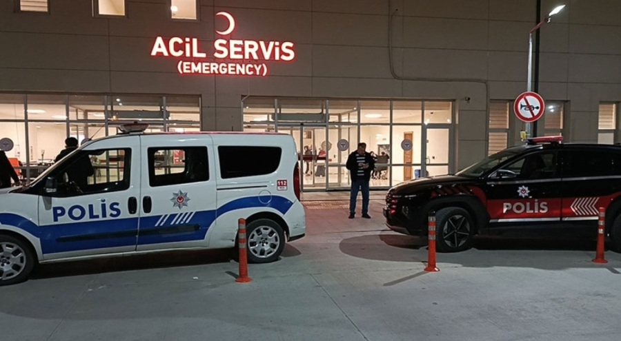 Düğünde bıçaklanan baba ve oğlu yaralandı