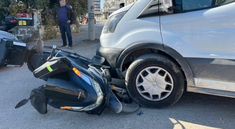 Kamyonetle çarpışan motosikletin sürücüsü yaralandı