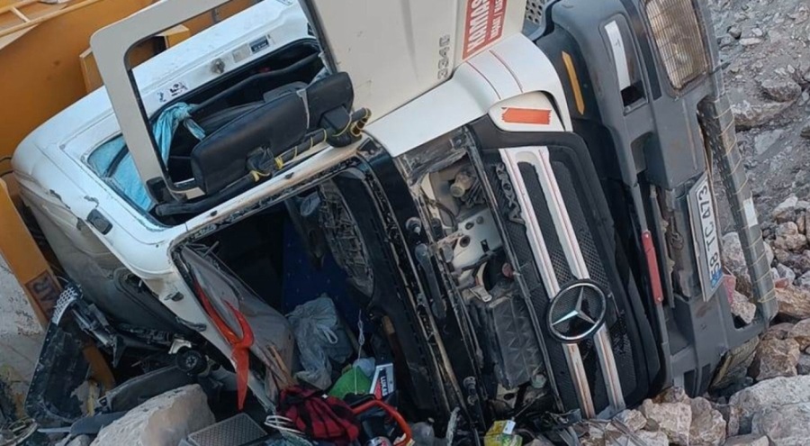 Devrilen hafriyat kamyonunun şoförü hayatını kaybetti