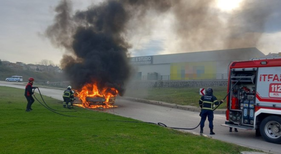 Kız istemeden dönen ailenin aracı alev alev yandı